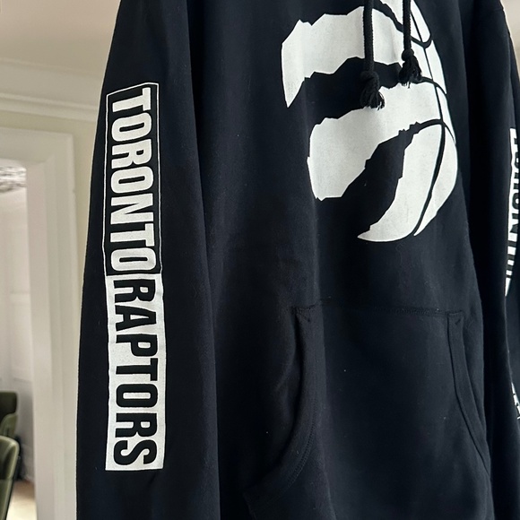 Men's - Mitchell & Ness Toronto Raptors Black & White Logo Sweatshirt - Size 2XL - Picture 6 of 15